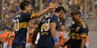 BAREIRO le agradece a Janson el preciso centro que le permitió al paraguayo convertir su primer gol para Boca.