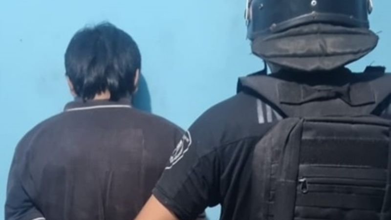 Se paró frente de una casa, arrojó piedras y amenazó al dueño