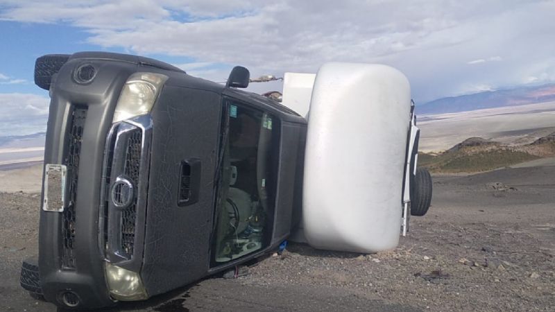 Volcó una camioneta cerca de El Peñon