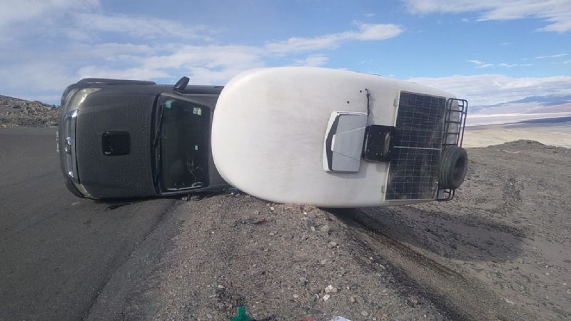 Volcó una camioneta cerca de El Peñon