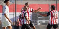 Barracas festeando el gol de Bruera, que dejó sin invicto a Tigre.