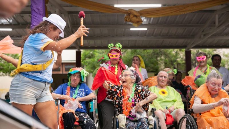 El Carnaval llega a la Residencia de Adultos Mayores Fray Mamerto Esquiú