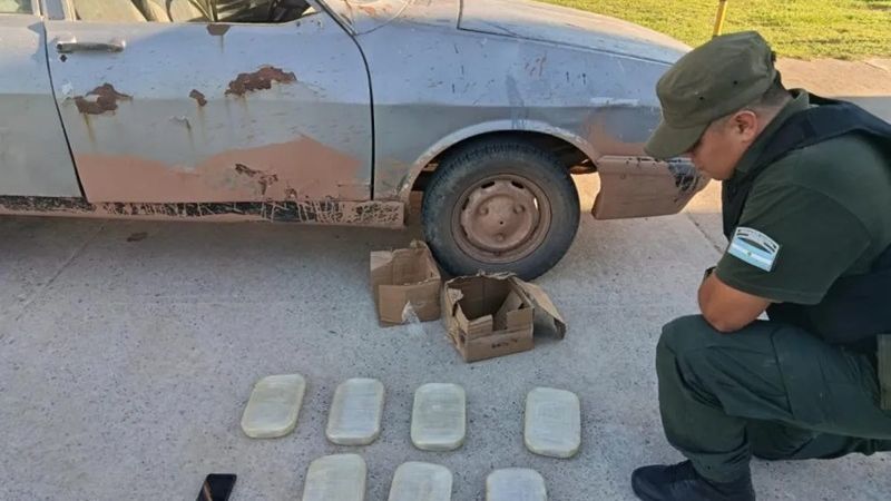 Gendarmería detuvo a un hombre que abandonó 7 kilos de cocaína en un Renault 12