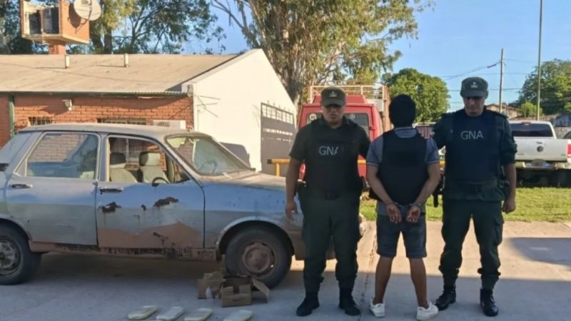 Gendarmería detuvo a un hombre que abandonó 7 kilos de cocaína en un Renault 12