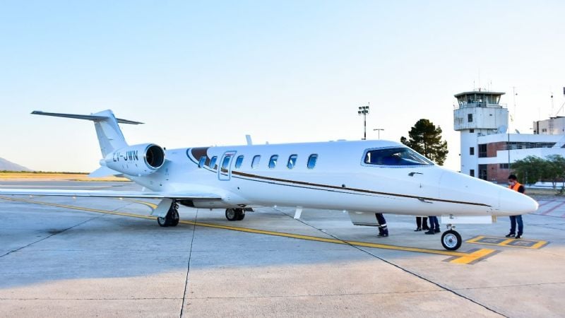 En avión sanitario, derivan de urgencia a un recién nacido