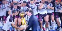 EL CAPITÁN, Carlos Izquierdoz recibe la Recopa Sudamericana de manos del presidete de la Conmebol, Alejandro Domínguez.