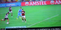 DYLAN AQUINO está por anotar el tercer y decisivo gol para la victoria de Lanús sobre Flamengo.