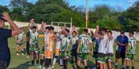 LOS JUGADORES de Rivadavia saluan a su público, tras empatar con San Martín del Bañado, en Chumbicha.