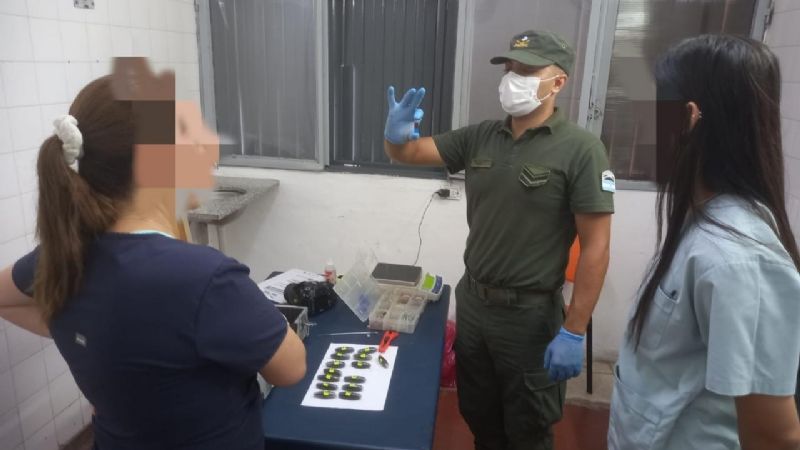 Detienen a una mujer con 90 cápsulas de cocaína en el cuerpo tras sufrir convulsiones