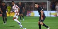UNA ACCIÓN del partido que en Alta Córdoba, disputaron Instituo y Lanús, éste nuevo líder de la Zona A, junto a Vélez y Platense.