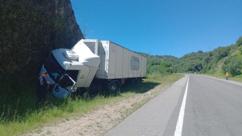 Cuesta del Totoral: un camión terminó contra la montaña
