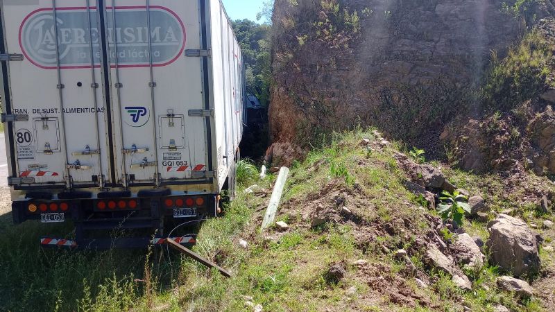 Cuesta del Totoral: un camión terminó contra la montaña