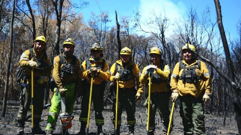 Brigadistas catamarqueños continúan en el Sur combatiendo los incendios