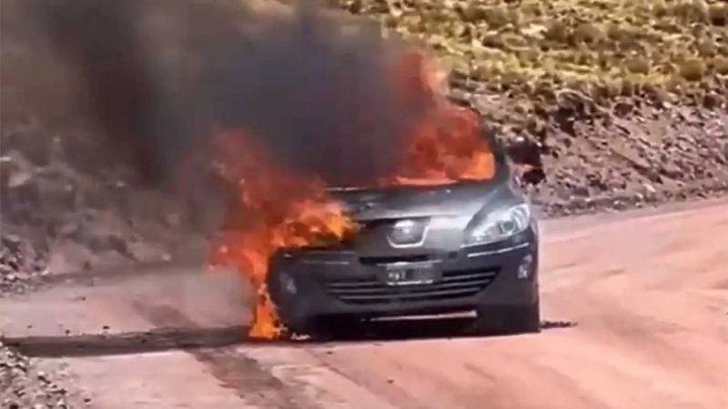 Se incendió un auto en plena cordillera