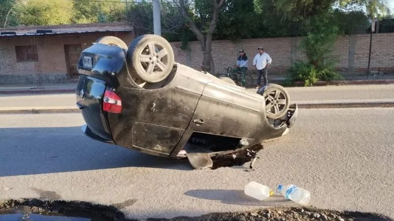 Un auto volcó en plena avenida y el conductor terminó hospitalizado
