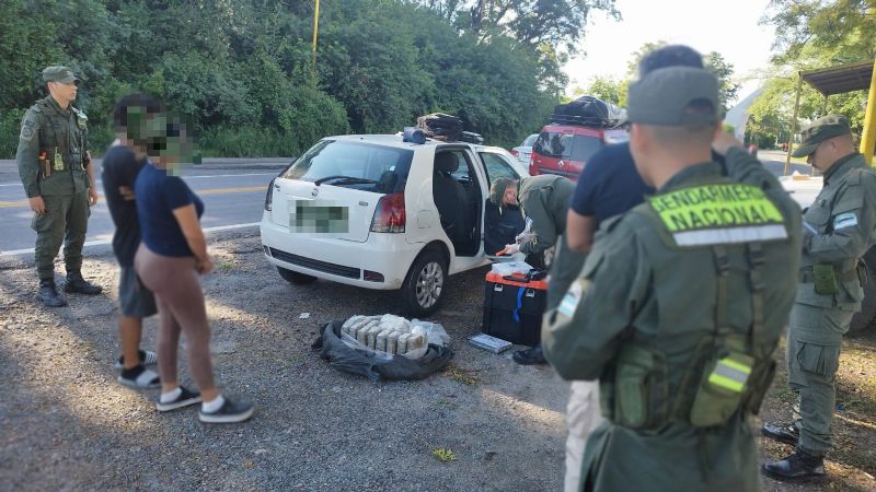 Abrieron el baúl de un auto y descubrieron 17 kilos de marihuana