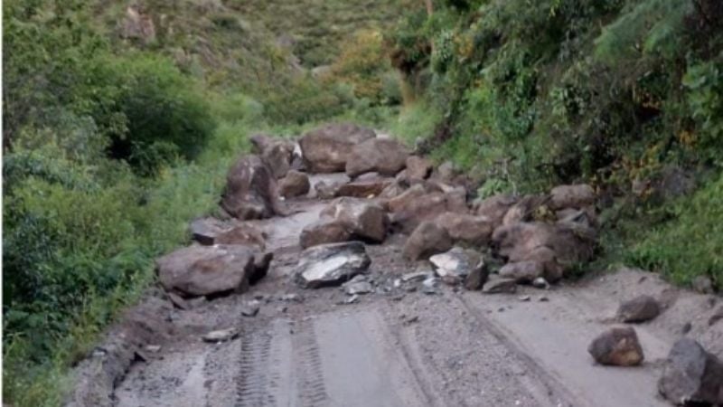 Por derrumbes, transitar con precaución por caminos de cuesta