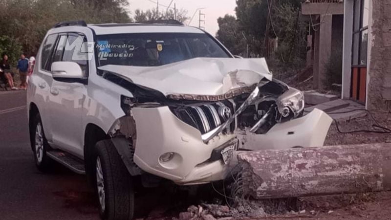 Una camioneta impactó contra una columna de alta tensión y dejó sin energía a Fiambalá