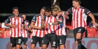 BARRACAS en el abrazo con Iván Tapia, autor de un golazo de tiro libre, para la victoria sobre Gimnasia.