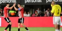 La celebración “pincha” ante su gente, en La Plata, y la desazón de “Nacho” Arce, arquero de Riestra.
