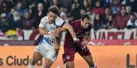 Marcelino Moreno rompe entre líneas, postal del duelo entre Lanús y Talleres.
