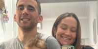 Nahuel Agustín Gallo junto a su hijo y esposa.