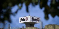 Trabajadores de la planta de Fate permanecen dentro del predio de la fábrica en resguardo de sus puestos de trabajo, durante la conciliación obligatoria dictada por el Ministerio de Trabajo.