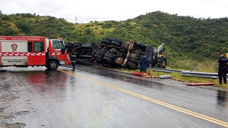 Dramático vuelco en El Portezuelo: el chofer quedó atrapado y montaron un operativo de rescate