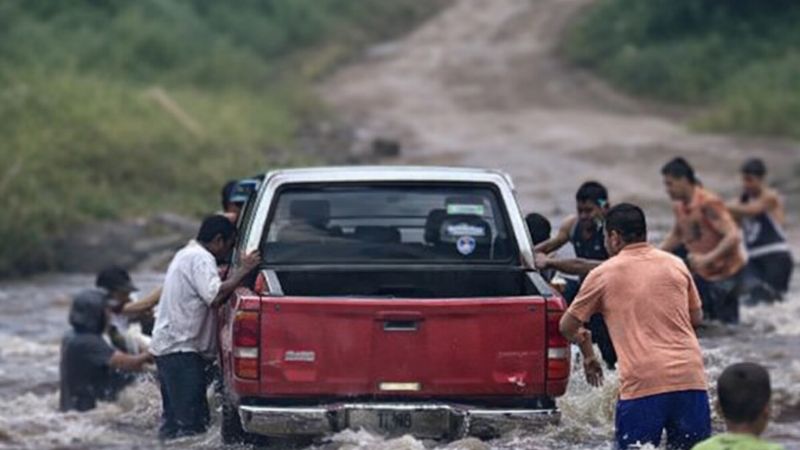 Una camioneta quedó atrapada en un río crecido en El Alto y fue rescatada por vecinos
