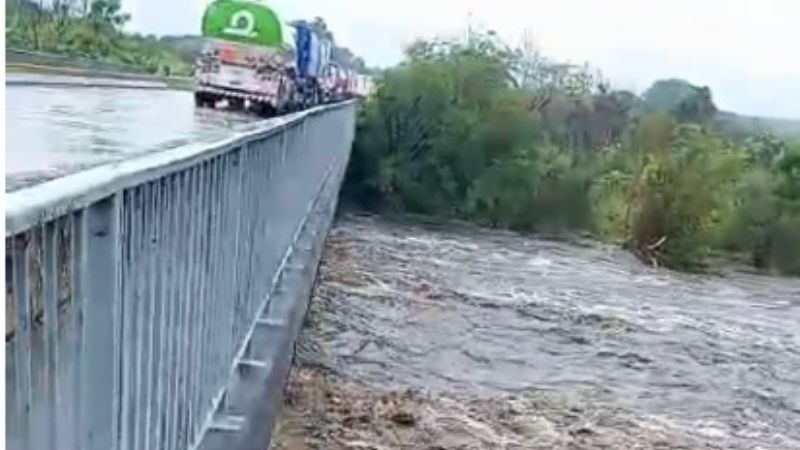 Vialidad Nacional pide no detenerse en puentes para evitar sobrecargas