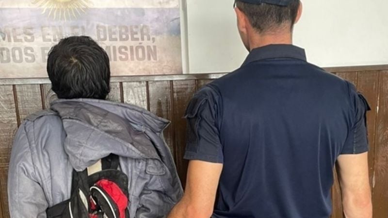 Lo sorprendieron intentando robar elementos del interior de un auto