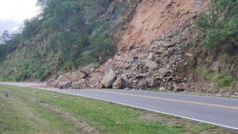 Se registró un derrumbe camino a El Rodeo