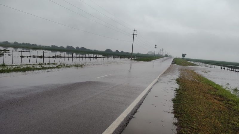 Advierten por agua acumulada en la Ruta Nacional 64 y piden circular con precaución