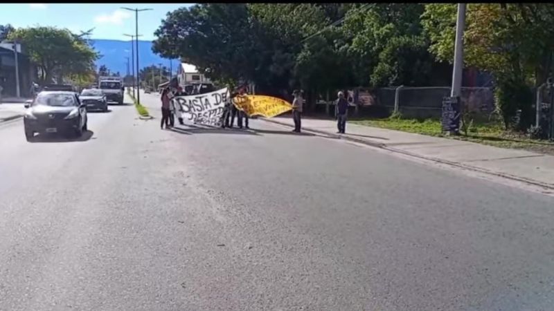 Operarios de la empresa Camino cortan la ruta por sueldos adeudados