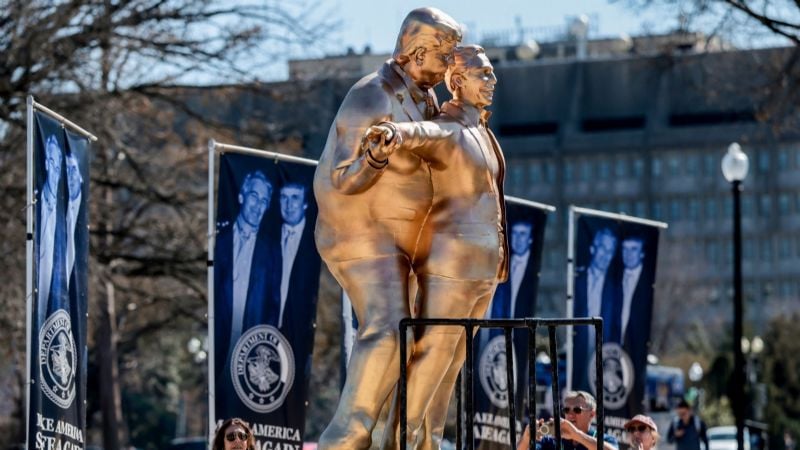 Instalan estatua de Donald Trump y Jeffrey Epstein en pose de Titanic frente al Capitolio