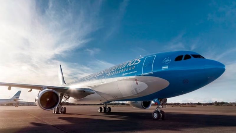 Aerolíneas Argentinas aplicará un recargo por la suba del petróleo