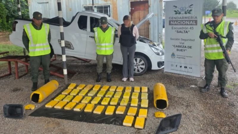 Escondía más de 40 kilos de cocaína en tanques de gas de su camioneta