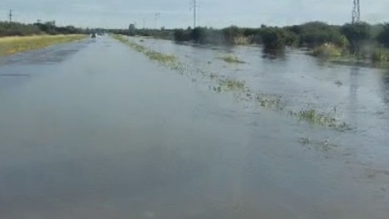 Por agua en calzada, transitar con suma precaución por RN 157