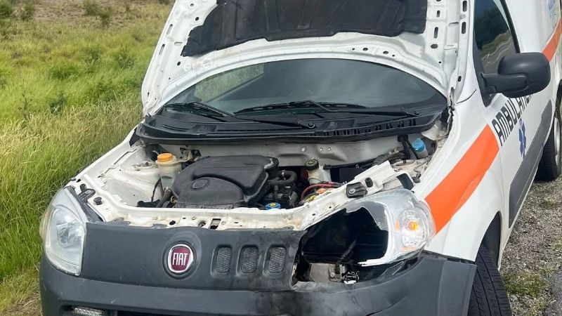 Un colectivo perdió un neumático y chocó contra una ambulancia