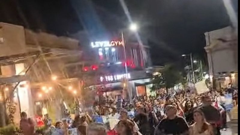 Docentes autoconvocados volvieron a instalar el reclamo de aumento salarial en la calle