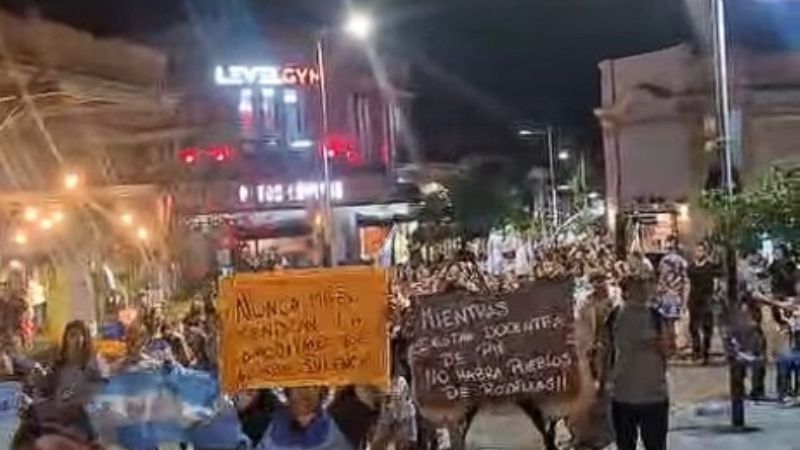 Docentes autoconvocados volvieron a instalar el reclamo de aumento salarial en la calle