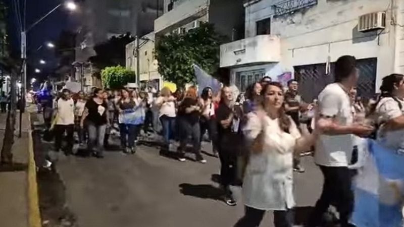 Docentes autoconvocados volvieron a instalar el reclamo de aumento salarial en la calle