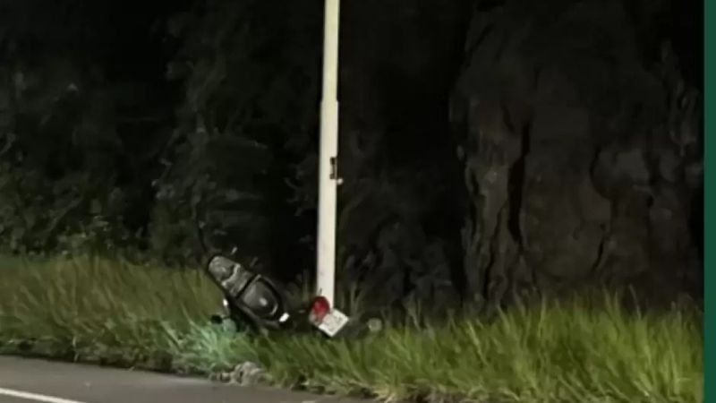 Tragedia vial en la Capital: murió un motociclista tras chocar contra un poste