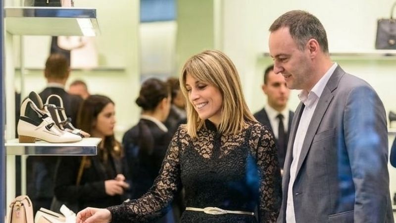 Piden que Adorni explique el viaje con su esposa a Nueva York