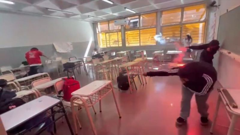 Alumnos se arrojaban bengalas dentro del aula en una Escuela de Catamarca