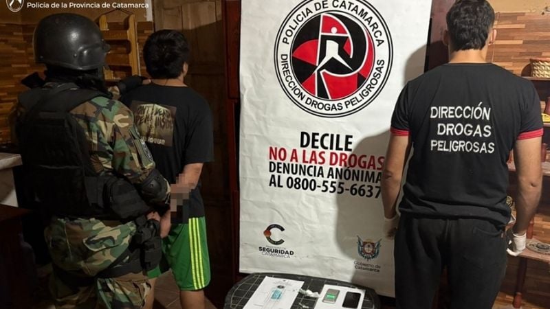 Secuestran drogas, una moto y detienen a dos personas