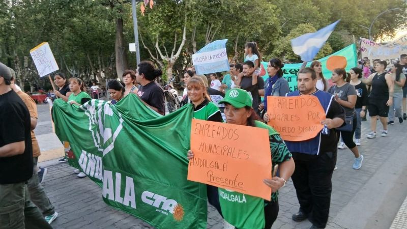 Trabajadores municipales de Andalgalá marchan por sus salariales