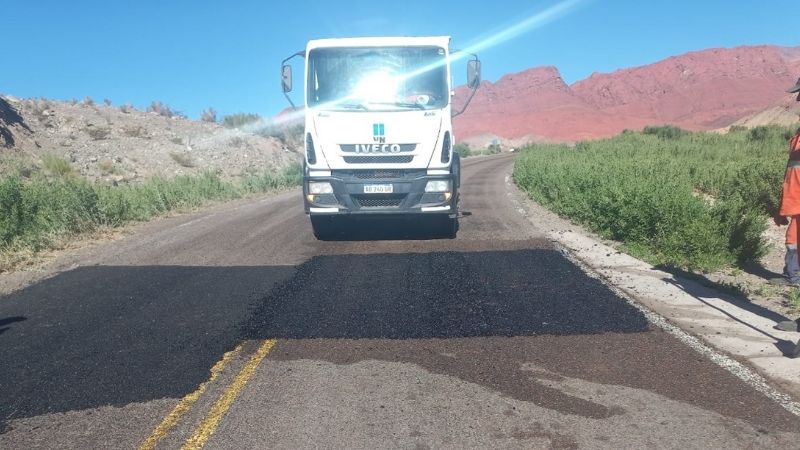 Tareas de bacheo en RN 60, entre Las Angosturas y Cortaderas