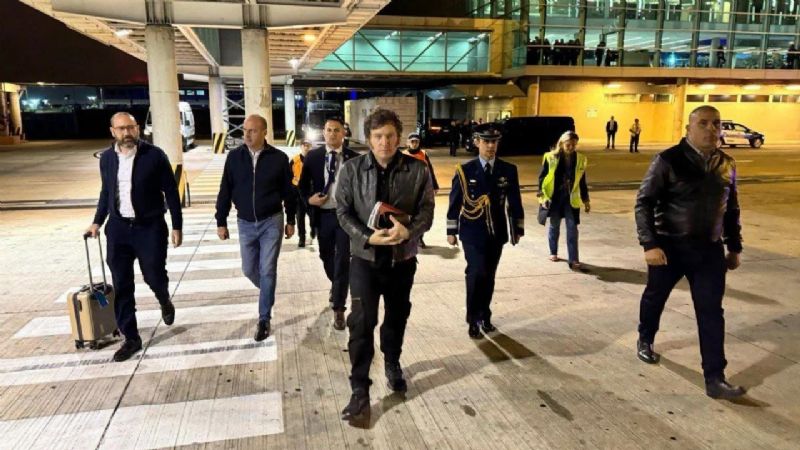 Milei viajó a España para un foro económico en medio de la polémica por los viajes de Adorni