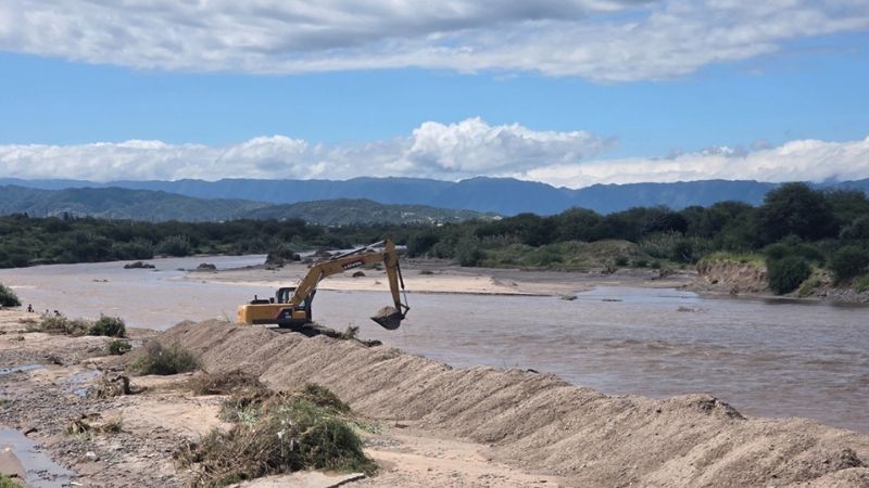 Iniciaron los trabajos en el Río del Valle para reparar la cañería afectada